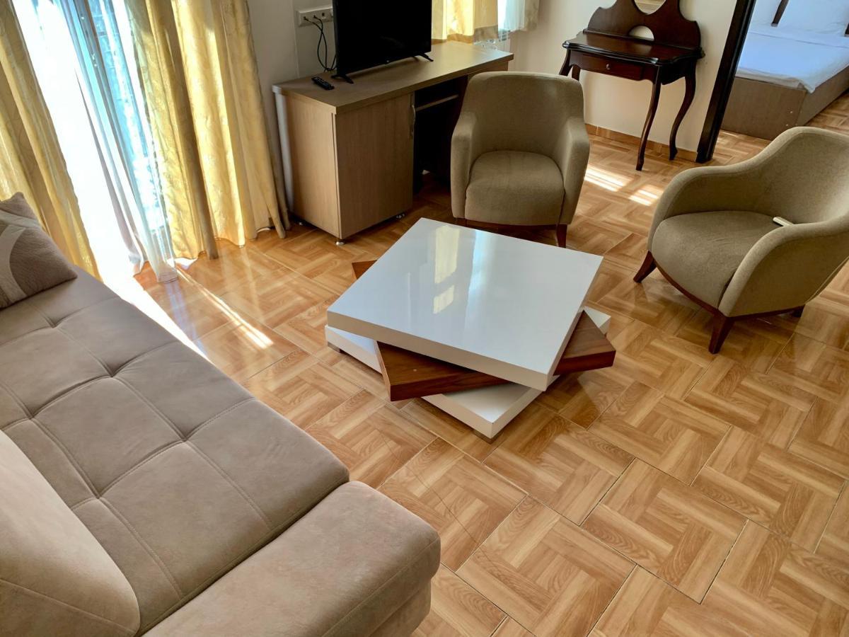 Hotel Port Altus バトゥーミ エクステリア 写真